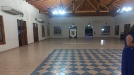 Los padres llegaron al salón de la cena de egresados y no había nada. Los padres llegaron al salón de la cena de egresados y no había nada.