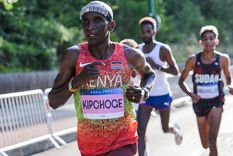 Eliud Kipchoge, leyenda de las pruebas de fondo, no logró finalizar la maratón en los Juegos Olímpicos de París 2024. Foto: World Athletics