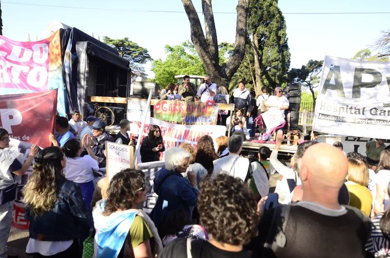 Trabajadores y la comunidad del Hospital Garrahan se movilizó hasta Olivos. Foto: MDZ
