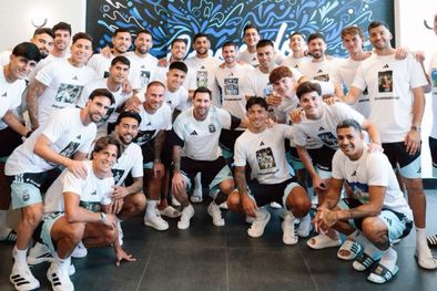 MDZol | El plantel sorprendió a Messi con remeras con fotos con él