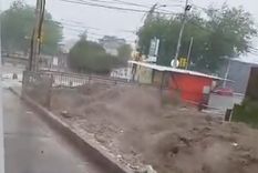 casi se lleva el puente: tremendos videos del agua en el zanjon de los ciruelos casi se lleva el puente: tremendos videos del agua en el zanjon de los ciruelos