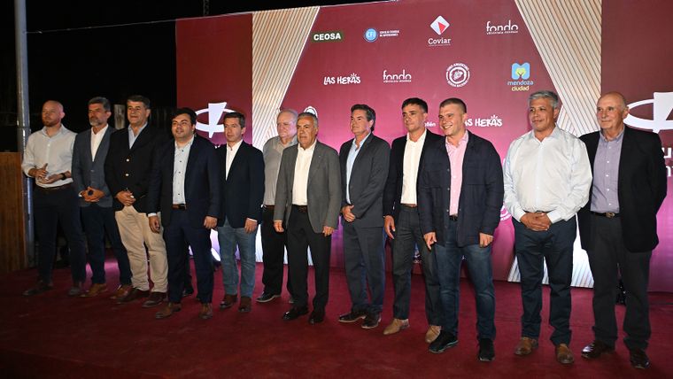 Alfredo Corenjo junto a los intendentes oficialistas. Alfredo Corenjo junto a los intendentes oficialistas.