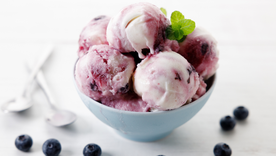 Prepará el postre estrella del verano: helado de arándanos cremoso