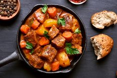Goulash de ternera Un plato exquisito para sorprender a tu familia Foto: Shutterstock Goulash de ternera Un plato exquisito para sorprender a tu familia Foto: Shutterstock