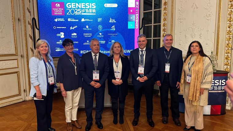 Alfredo Cornejo y la delegación de Mendoza en la asamblea de Great Wine Capitals.