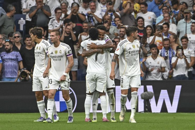 Todo el Real Madrid, incluido Franco Mastantuono, celebra el gol del brasileño Éder Militao, que abrió el camino de la victoria sobre el Espanyol. 
