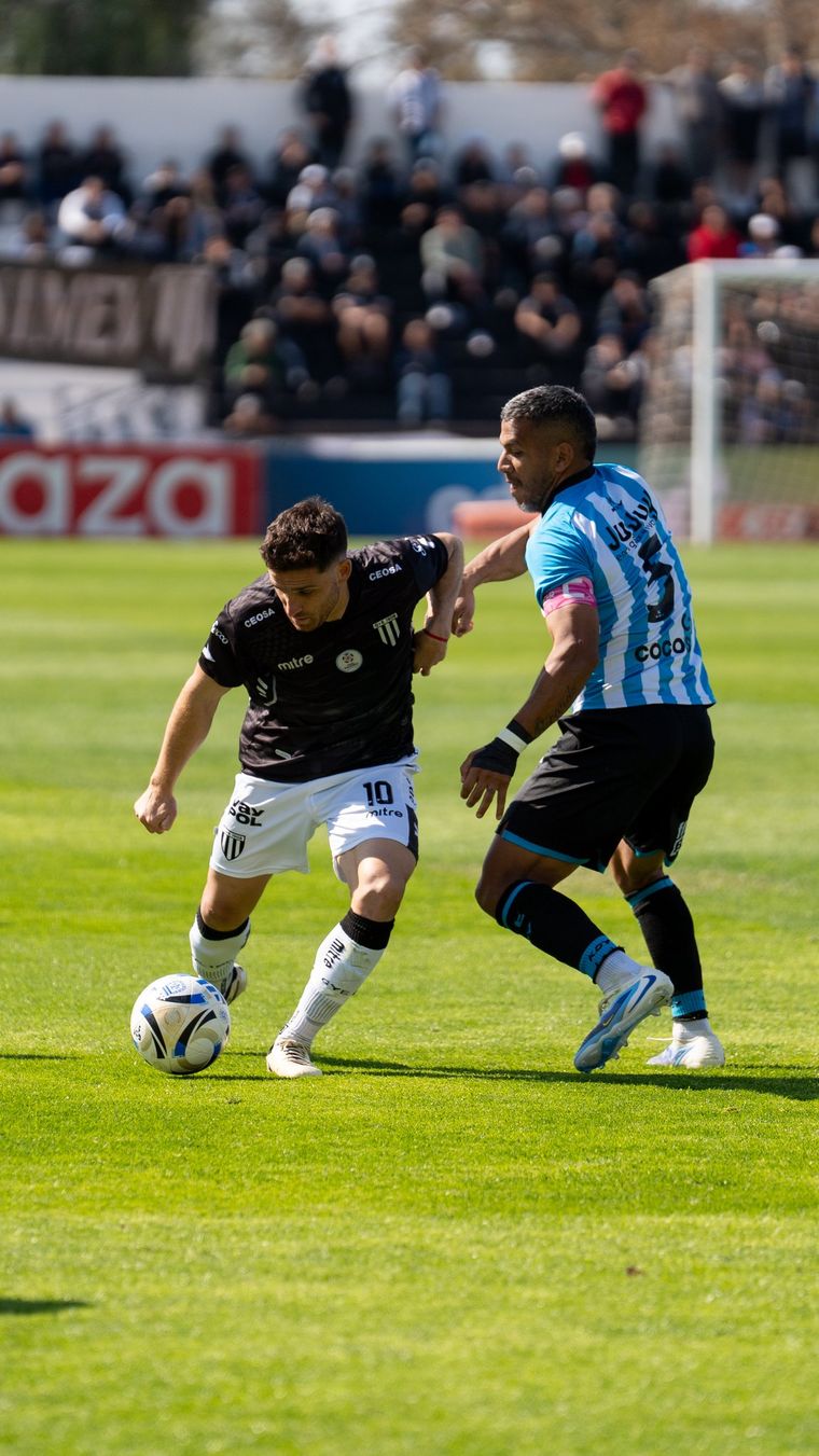 Fermín Antonini encara ante la marca del volante central jujeño Soria. Fermín Antonini encara ante la marca del volante central jujeño Soria.