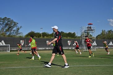 El ex defensor, dirigido por el Chacho Coudet en Rosario Central, Tijuana y Racing, contó detalles de su método y lo llenó de elogios.