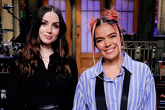 El divertido video de Karol G y Ana de Armas como profesoras de español Ana de Armas y Karol G fueron invitadas a Saturday Night Live en febrero. Foto: Saturday Night Live