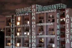 La frase Fuera Bolsonaro se proyecta en un edificio para protestar contra las acciones del Presidente de Brasil frente al coronavirus, en Sao Paulo, 26 de marzo de 2020.