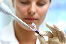 adoptada pide conocer su identidad y la prueba de adn la convierte en heredera