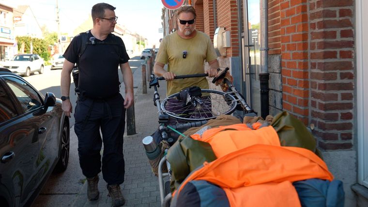 Karl Bushby, a la derecha, junto a Kevin Shoesmith de la BBC, de camino a Mons, Bélgica.