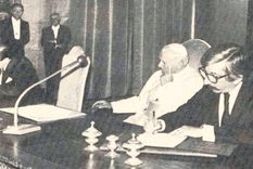 El canciller Dante Caputo y a su lado el Santo Padre, San Juan Pablo II