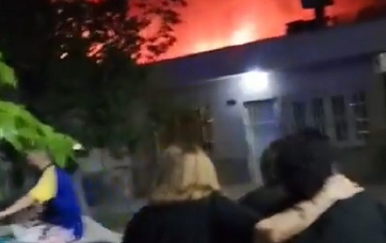 Bomberos de Las Heras y del Cuartel Central trabajaron para contener el incendio.