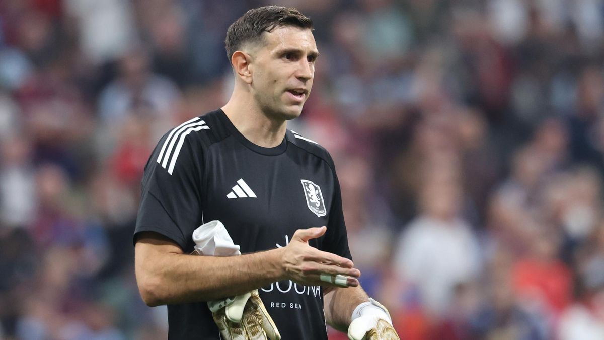 Dibu Martínez sufrió una pequeña fractura en un dedo: ¿llega al debut del Mundial 2026?