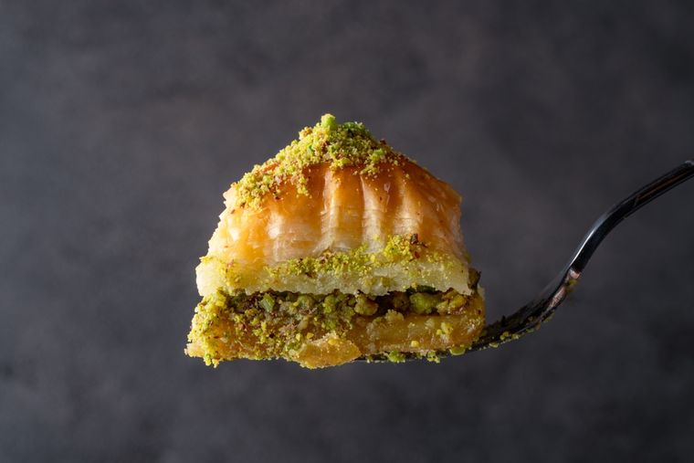 En la receta de baklava con pistacho, el almíbar a base de miel y limón es clave para darle ese sabor dulce y ligeramente ácido. En la receta de baklava con pistacho, el almíbar a base de miel y limón es clave para darle ese sabor dulce y ligeramente ácido.