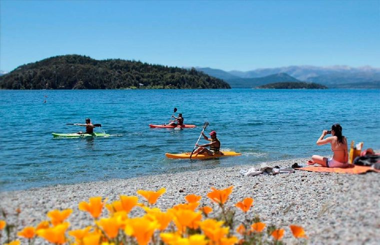 Bariloche cuenta con extensas y agrestes playas para disfrutar del verano. Foto: bariloche.org