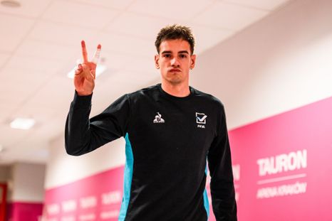 Agustín Loser, el alvearense figura y referente del equipo argentino de vóley. Agustín Loser, el alvearense figura y referente del equipo argentino de vóley.