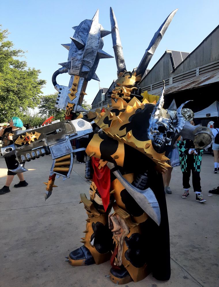 El imponente Champion de Warhammer hizo que todos alzaran la mirada con asombro. El imponente Champion de Warhammer hizo que todos alzaran la mirada con asombro.