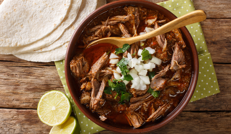 La receta de birria de res nació en el estado de Jalisco durante la época colonial, cuando los españoles introdujeron el ganado vacuno y los mexicanos adaptaron la carne con sus chiles y especias locales. La receta de birria de res nació en el estado de Jalisco durante la época colonial, cuando los españoles introdujeron el ganado vacuno y los mexicanos adaptaron la carne con sus chiles y especias locales.