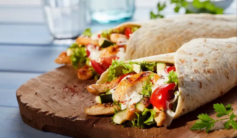 Esta receta de wrap de pollo es muy elegida en verano por su practicidad para llevar. Esta receta de wrap de pollo es muy elegida en verano por su practicidad para llevar.