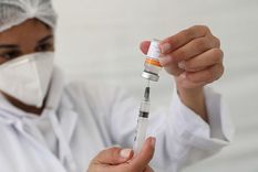 Las vacunas contra la covid-19 siguen sirviendo para lo que fueron diseñadas: la prevención de casos más graves de la enfermedad. Foto: GETTY IMAGES