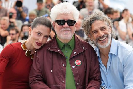 Bárbara Lennie, Pedro Almodóvar y Leonardo Sbaraglia antes de ser ovacionados en Cannes. / Instagram @festivaldecannes Bárbara Lennie, Pedro Almodóvar y Leonardo Sbaraglia antes de ser ovacionados en Cannes. / Instagram @festivaldecannes