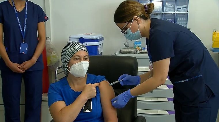 Chile sigue su vacunación con las de Pfizer y Sinovac y ahora sumará la de AstraZeneca