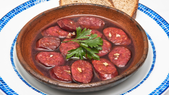 La receta de chorizo al vino es muy popular en bares y tabernas tradicionales. La receta de chorizo al vino es muy popular en bares y tabernas tradicionales.