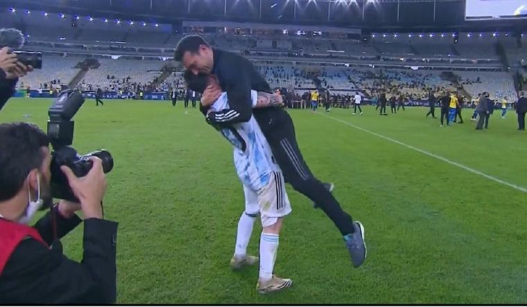 Un abrazo que marca la unión de un grupo que tuvo su merecida revancha.