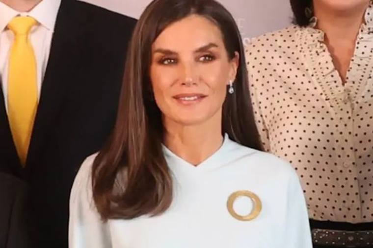 Este fue el increíble look de traje de la Reina Letizia. Foto: INSTAGRAM @letiziaortizfanss