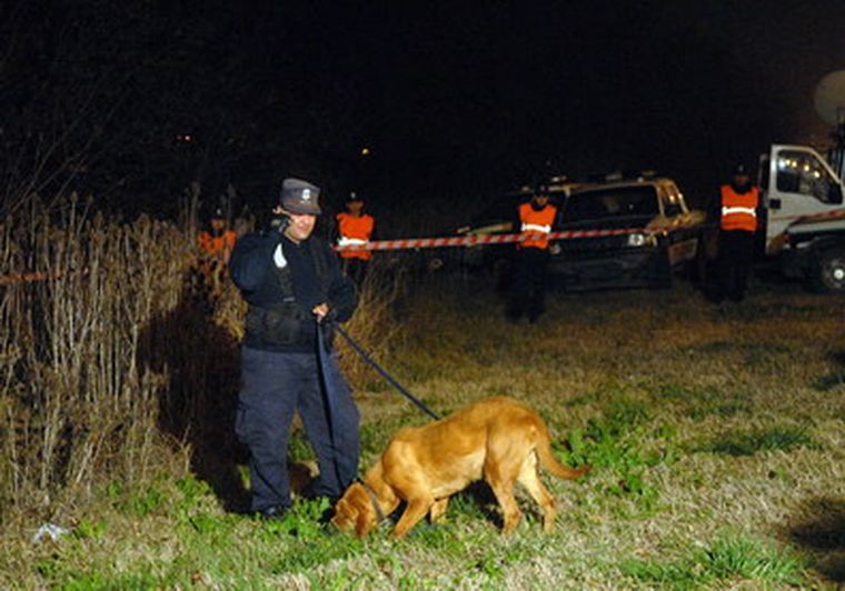 Efectivos de la Policía, anoche mientras rastrillaban la zona. Foto: Télam