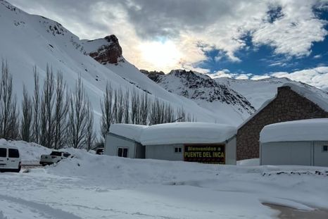Por las condiciones del clima, se trasladó a los turistas a la localidad de Penitentes en alta montaña Por las condiciones del clima, se trasladó a los turistas a la localidad de Penitentes en alta montaña