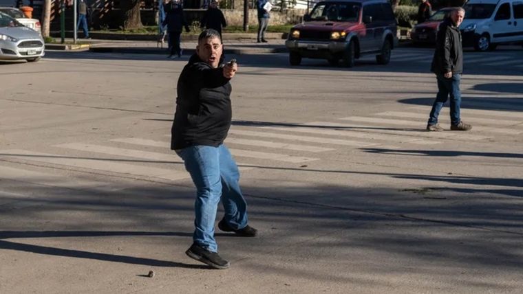 El hombre quedó registrado por los medios Foto: LM Neuquén