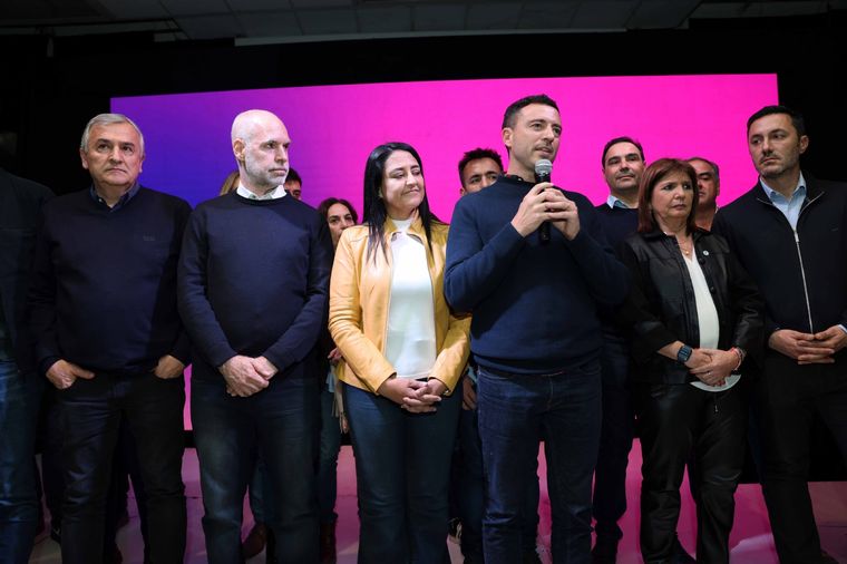 Unidad Gerardo Morales, Horacio Rodríguez Larreta, Soher El Sukaría, Patricia Bullrich, Luis Petri en el escenario junto al derrotado Rodrigo De Loredo Foto: Télam