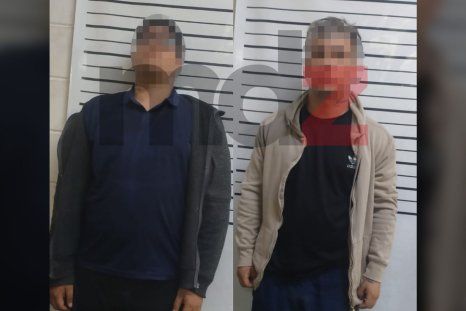 Los dos sospechosos detenidos tras la persecución en Las Heras. (Se pixelan los rostros porque pueden pasar a rueda de personas) Los dos sospechosos detenidos tras la persecución en Las Heras. (Se pixelan los rostros porque pueden pasar a rueda de personas)