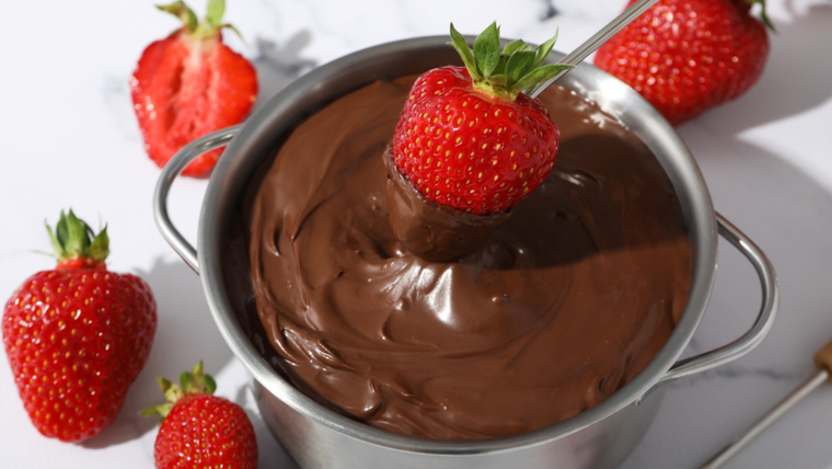 Aunque parece moderna, la receta de frutillas con chocolate derretido se popularizó en Europa hace más de 50 años en ferias y chocolaterías. Aunque parece moderna, la receta de frutillas con chocolate derretido se popularizó en Europa hace más de 50 años en ferias y chocolaterías.