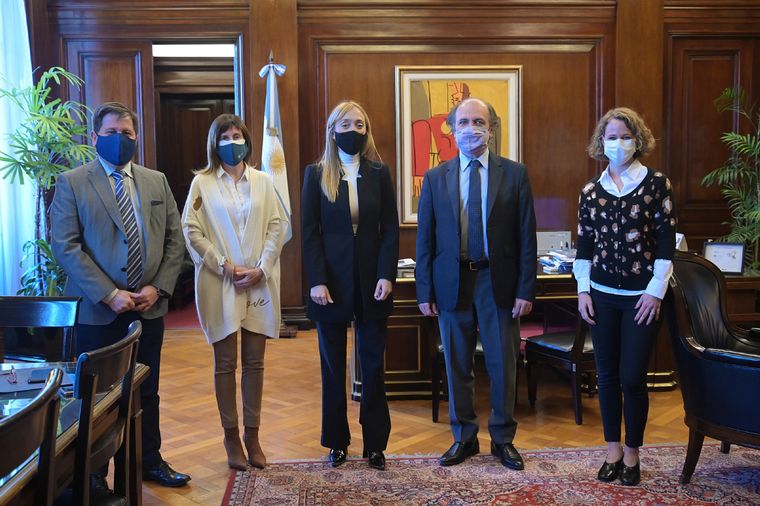 Anabel Fernández Sagasti con las autoridades del Banco Nación. Foto: Twitter Anabel Fernández Sagasti.