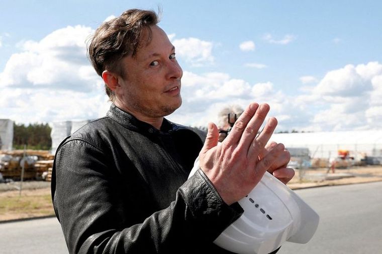 Elon Musk visita la construcción de la gigafábrica de Tesla en Gruenheide, cerca de Berlín, el 17 de mayo de 2021. Foto: REUTERS