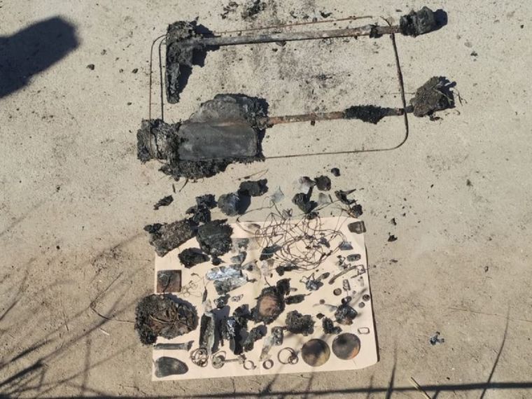 La familia de Cecilia tuvo que reconocer los elementos quemados que fueron encontrados en el barrio Emerenciano Sena Foto: Twitter