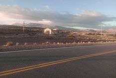 Desde la ruta 40 aún se pueden ven los restos del pañol y la usina que funcionaban en Huemul. Foto: Fotos gentileza José Bravo