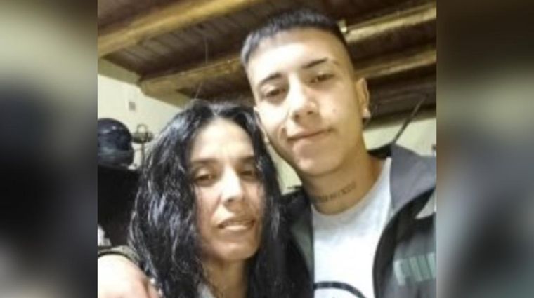 Luciano Gómez, la víctima fatal del hecho ocurrido en agosto de 2023, junto a su madre, quien declaró este lunes en el juicio por jurados. Luciano Gómez, la víctima fatal del hecho ocurrido en agosto de 2023, junto a su madre, quien declaró este lunes en el juicio por jurados.