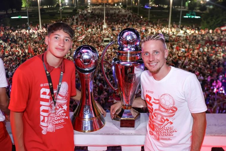 Franco Domínguez Ávila junto al Ruso Ascacíbar con el Trofeo de Campeones y el del Torneo Clausura ganados en 2025. Franco Domínguez Ávila junto al Ruso Ascacíbar con el Trofeo de Campeones y el del Torneo Clausura ganados en 2025.