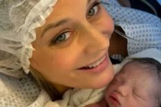 La rubia y un momento cálido y lleno de ternura.