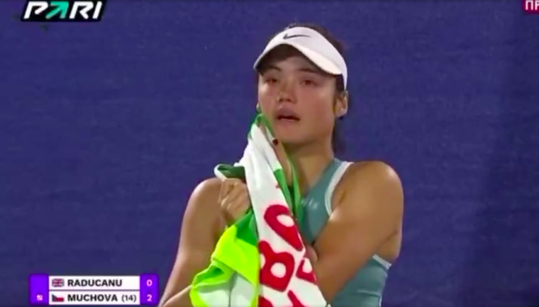 Emma Raducanu intenta recomponerse tras una tensa situación en el WTA 1000 de Dubái. Foto: Captura