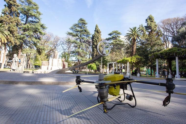 La Ciudad de Mendoza realizó la primera fumigación con drones en plaza Italia, usando productos orgánicos y tecnología sustentable.
