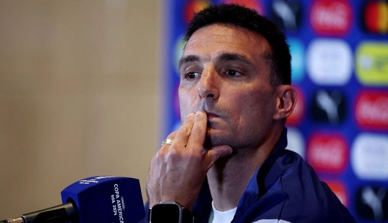 Al llegar a Washington, Lionel Scaloni habló sobre la Finalissima y cuestionó la falta de definiciones el trofeo intercontinental. Foto: Noticias Argentina