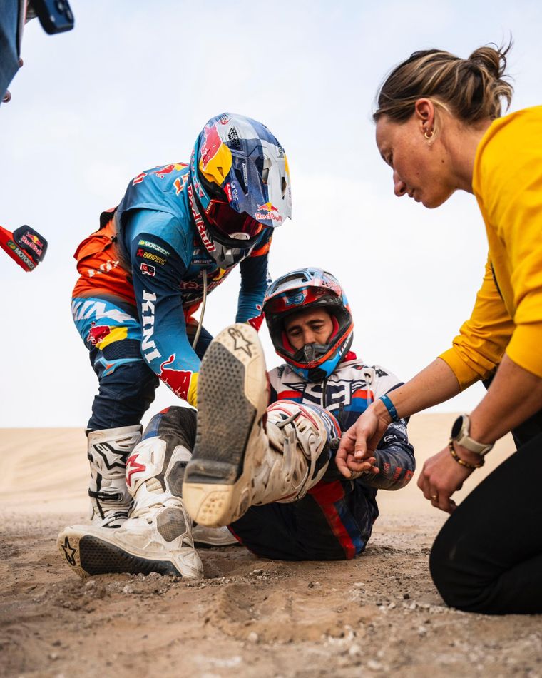 Arnau Lledó abandonó la etapa tras un violento accidente en la Etapa 10 del Rally Dakar. Arnau Lledó abandonó la etapa tras un violento accidente en la Etapa 10 del Rally Dakar.