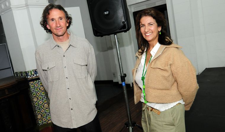 Jaquelina Maimone junto a Carlos Marfin, coordinador de la publicación. Jaquelina Maimone junto a Carlos Marfin, coordinador de la publicación.