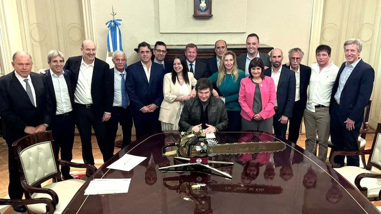 Javier Milei reunió a sus ministros de urgencia ante la filtración de audios comprometedores. Javier Milei reunió a sus ministros de urgencia ante la filtración de audios comprometedores.